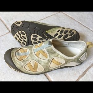Woman’s 9 Merrell Performance Flats